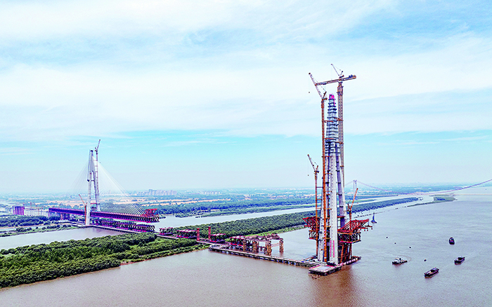 再显神威 开云线上登录超大塔助力马鞍山长江公铁大桥最高主塔封顶