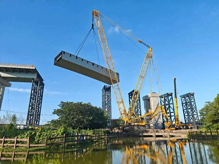 螺蛳壳里做道场？开云线上登录XGC11000高架旁上演“极限操作”