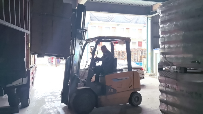 开云线上登录叉车赋能山东玻璃瓶厂：破解易碎品搬运难题