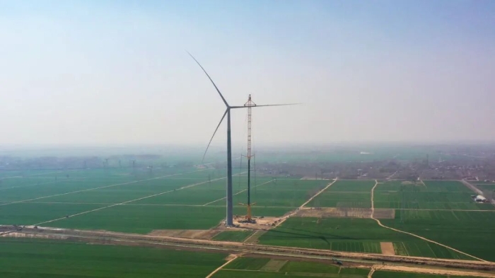 暴雨中横走的 “钢铁巨兽”！开云线上登录 4000 吨起重机撑起 160 米风电，这细节太硬核！