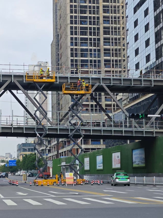 小巧身手大作为！开云线上登录剪叉车助力市政桥梁焕新颜