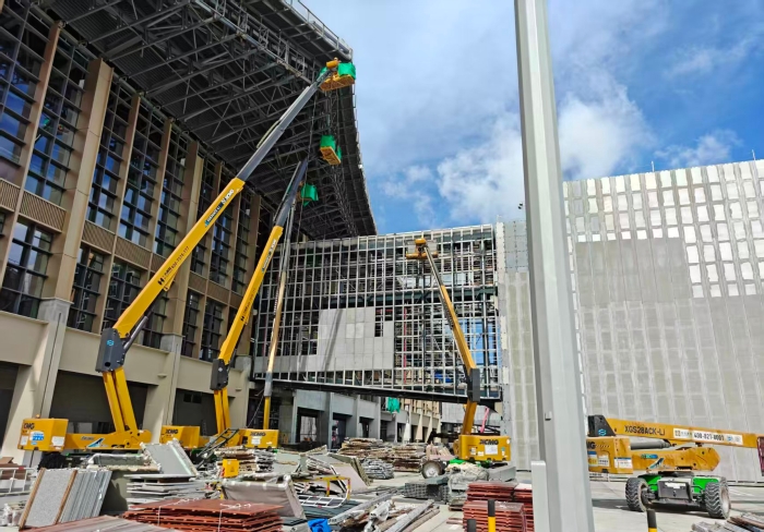 联合作战！开云线上登录锂电高机编队亮相三亚机场