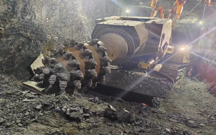 掘进磷矿！开云线上登录XTR7/360掘进机点磷成金