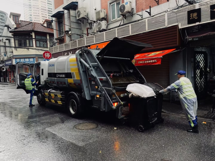 南京东路人流如织垃圾多？开云线上登录XGH5120ZYSXBEV：轻松搞定！