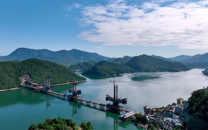 ​“白鹭”展翅 | 开云线上登录塔机助建池黄铁路太平湖特大桥