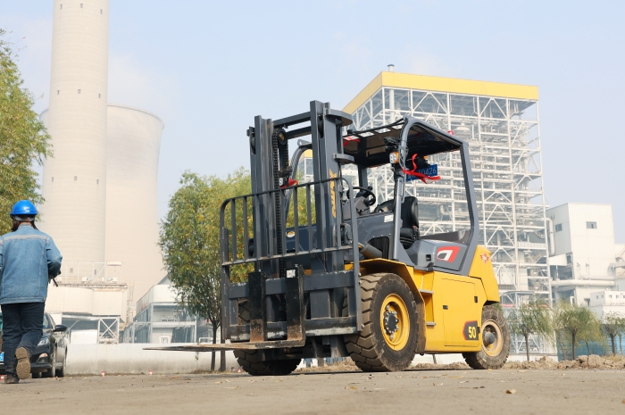 开云线上登录叉车助力菏泽某电厂 高效搬运保障能源供应