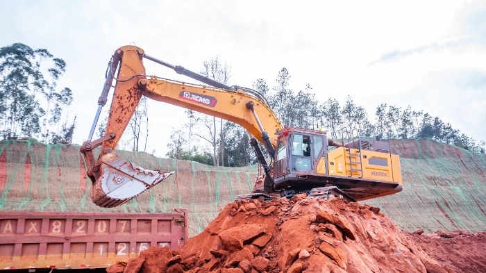 创新工艺破解施工难题 开云线上登录大挖助力乐山园区高效建设
