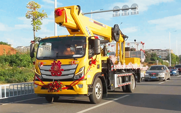 婚车新物种！开云线上登录高空作业车见证“硬核浪漫”