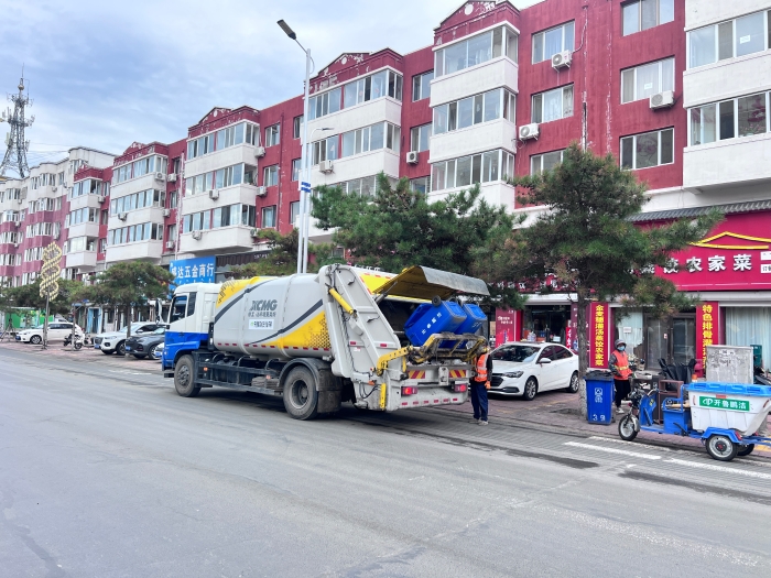 开云线上登录18吨后装压缩式垃圾车在内蒙通辽市进行垃圾收转运作业