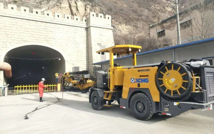 掘进铁矿！开云线上登录掘进钻车硬核施工