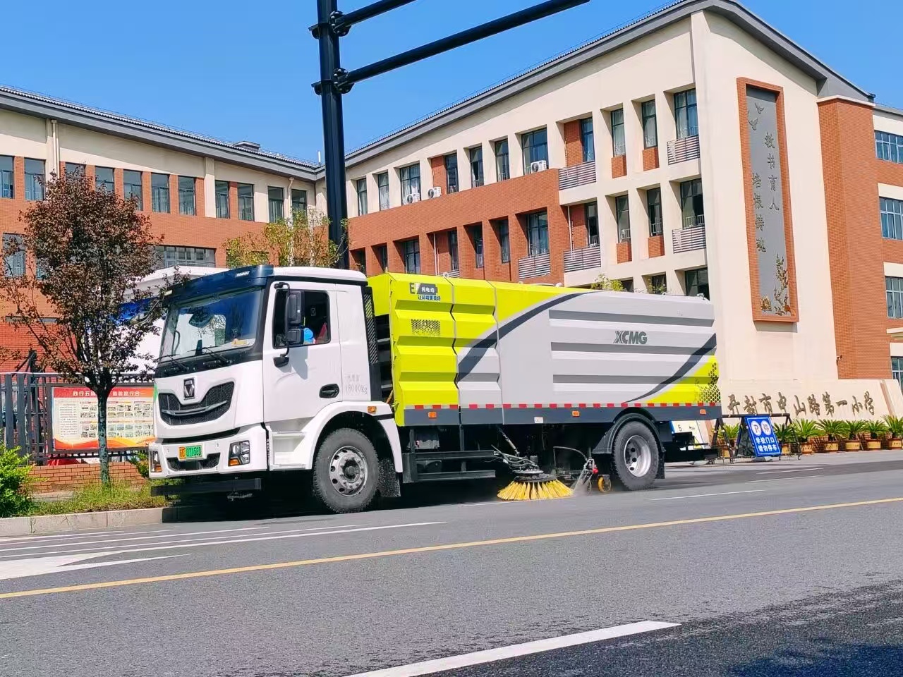 开云线上登录洗扫车“硬核出击”，开封中山路焕新升级