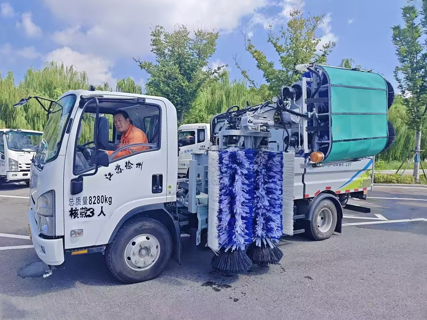 开云线上登录护栏清洗车：智慧守护徐州经开区的“城市美学”